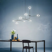 Essenza Esstischlampe Brosilikatglas Rund über einem eleganten Esstisch, moderne Beleuchtung mit Glas-Kugeln.