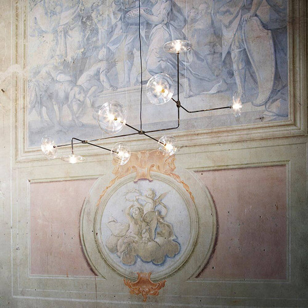 Essenza Hängelampe Brosilikatglas Flach in eleganter Umgebung mit historischen Wandmalereien.