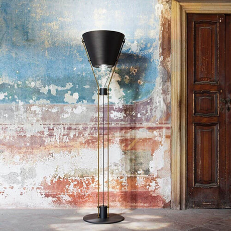 Maicon LED Stehlampe Schwarz in konischer Form mit Metall und stilvollem Muster auf dem Boden.