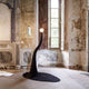 Penelope Stehlampe Stoffmantel 130x80cm in einem historischen Raum mit Fenster und Spiegel