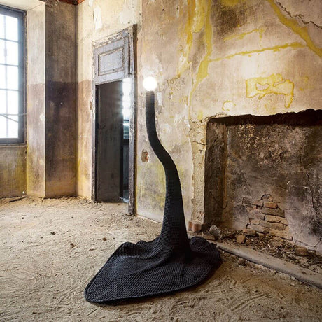 Penelope gulvlampe med stofftrekk 130x80cm i et iøynefallende design i et rustikt rom.