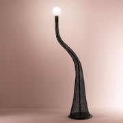 Penelope Stehleuchte Ø 40cm mit elegantem, handgewobenem Flechtwerk und runder Lichtquelle.
