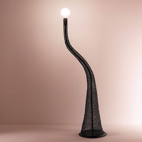 Penelope Stehleuchte Ø 40cm mit elegantem, handgewobenem Flechtwerk und runder Lichtquelle.