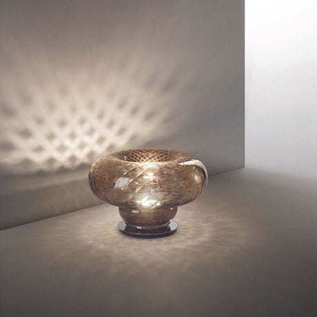 Versi Tischleuchte venezianisches Glas auf einem Tisch, erzeugt ein beeindruckendes Licht-Schema.