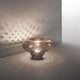 Versi Tischleuchte venezianisches Glas auf einem Tisch, erzeugt ein beeindruckendes Licht-Schema.