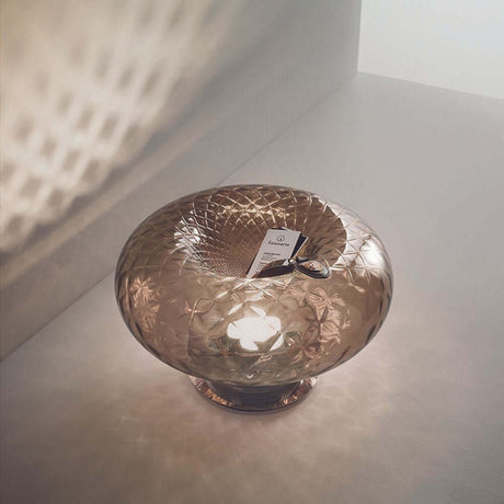 Versi bordlampe venetiansk glas på bord, kunstnerisk mønster og blødt lysskema.