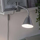 Flexible Klemmlampe Vitis Schnurschalter Grau an einem Regal mit benutzerfreundlicher Klemme für flexible Beleuchtung.