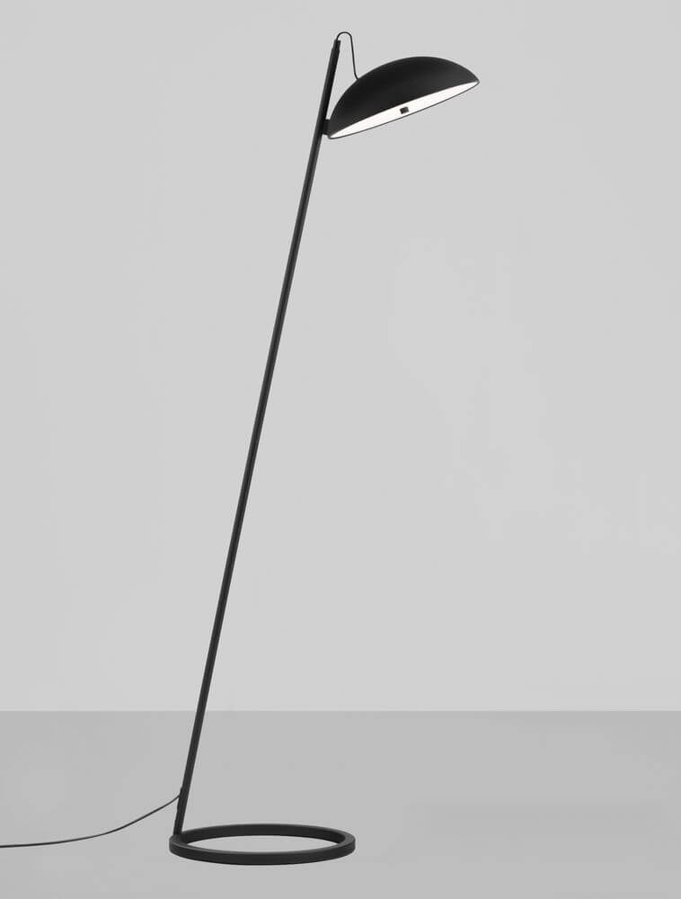 Flute LED Stehlampe H 153cm 3000K im minimalistischen Design mit mattem Schwarz.