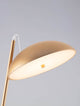 Flute LED Stehlampe H 153cm 3000K mit goldenem Lampenschirm und minimalistischen Design.