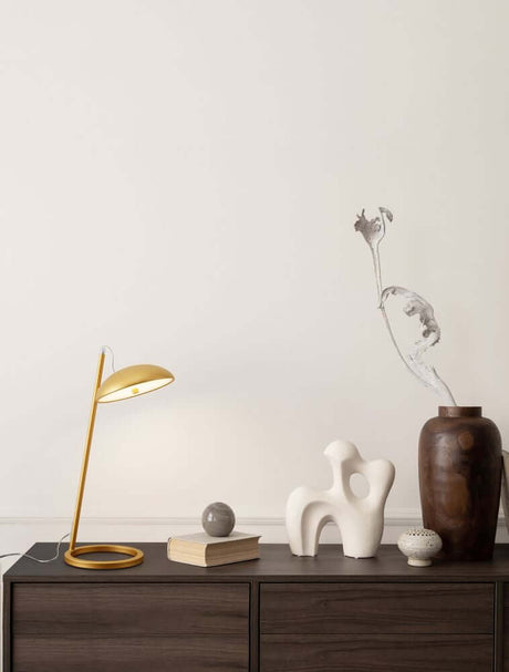 Lampe de table Flute LED H 53 cm 3000K sur un buffet avec des éléments décoratifs modernes.