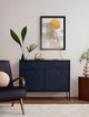 Moderne Wohnraumgestaltung mit Flute LED Tischleuchte H 53cm 3000K, stilvollem Sideboard und bunten Kunstwerken.