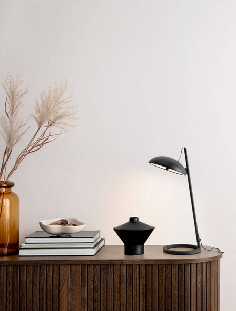Lampe de table Flute LED H 53 cm 3000K sur un buffet avec des vases et de la décoration.