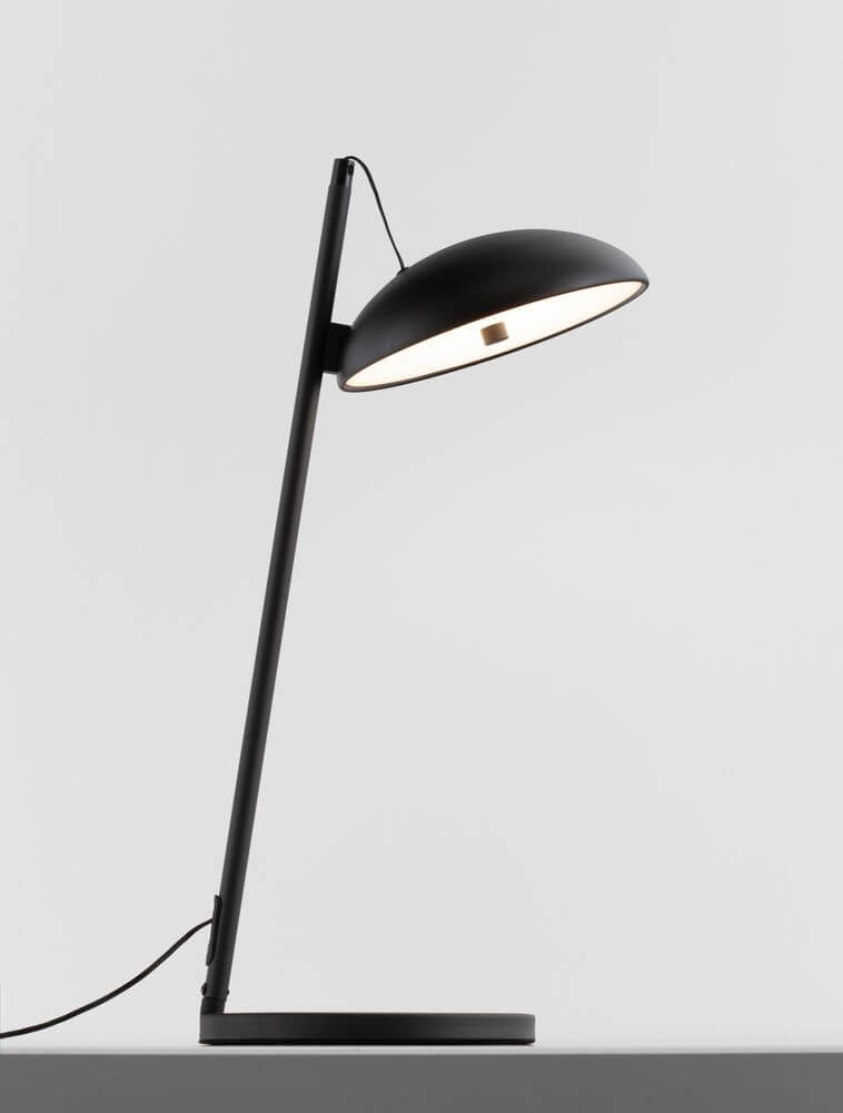 Flute LED Tischleuchte H 53cm 3000K in elegantem Schwarz, modernes Design mit LED-Technologie.