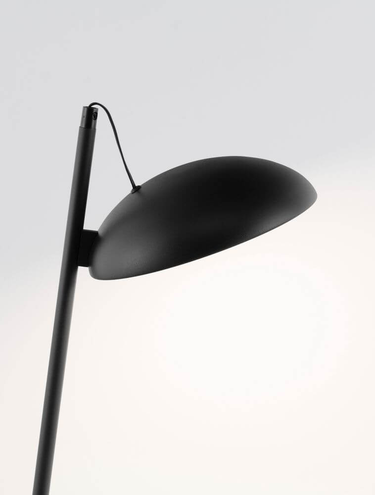 Flute LED Tischleuchte H 53cm 3000K mit schlankem Fuß und elegantem, abgerundetem Schirm in Schwarz.