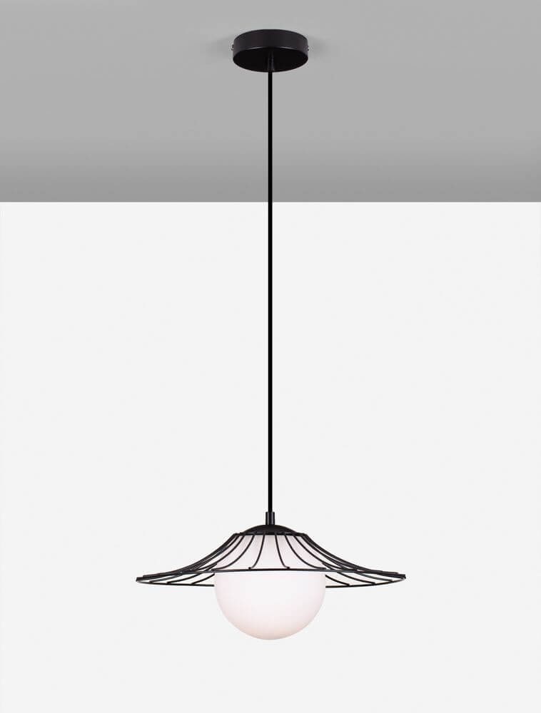 Fly Pendelleuchte Ø 36cm mit mattem schwarzen Metall und opalweißem Glasschirm, modernes Design für stilvolle Beleuchtung.