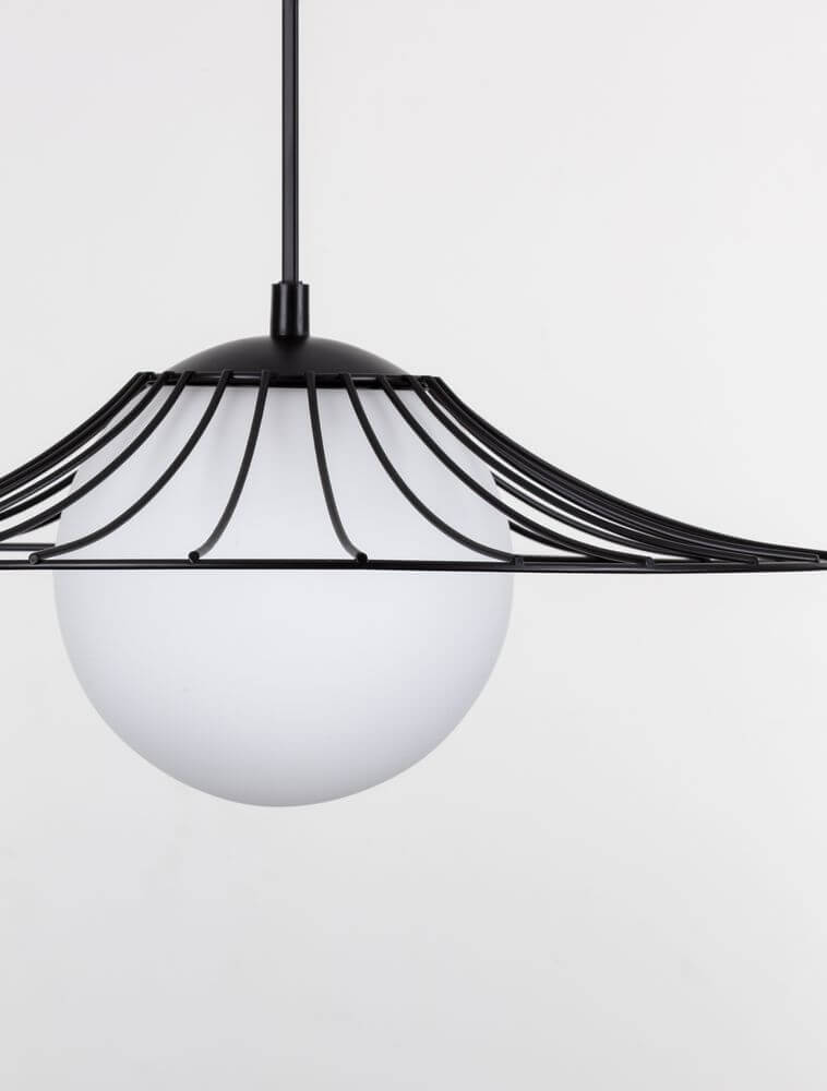 Fly Pendelleuchte Ø 36cm in modernem Design mit opalweißem Glasschirm und mattweißen Metallgestell.