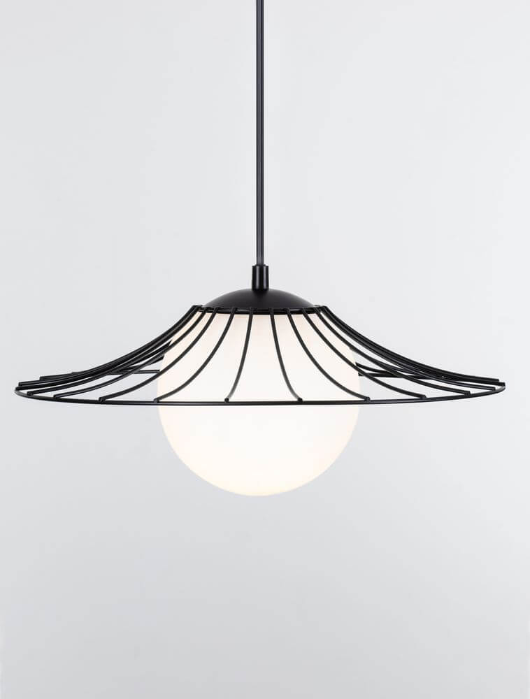 Fly Pendelleuchte Ø 36cm mit mattweißem Metall und opalweißem Glasschirm für stilvolle Beleuchtung.