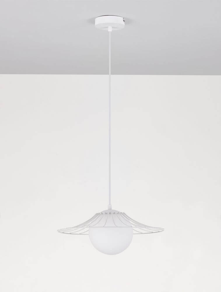 Fly Pendelleuchte Ø 36cm in modernem Design mit opalweißen Glasschirm und filigraner Linienführung.