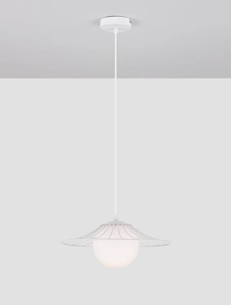 Fly Pendelleuchte Ø 36cm in weißem Metall mit opalweißen Glasschirm für stilvolle Lichtakzente.
