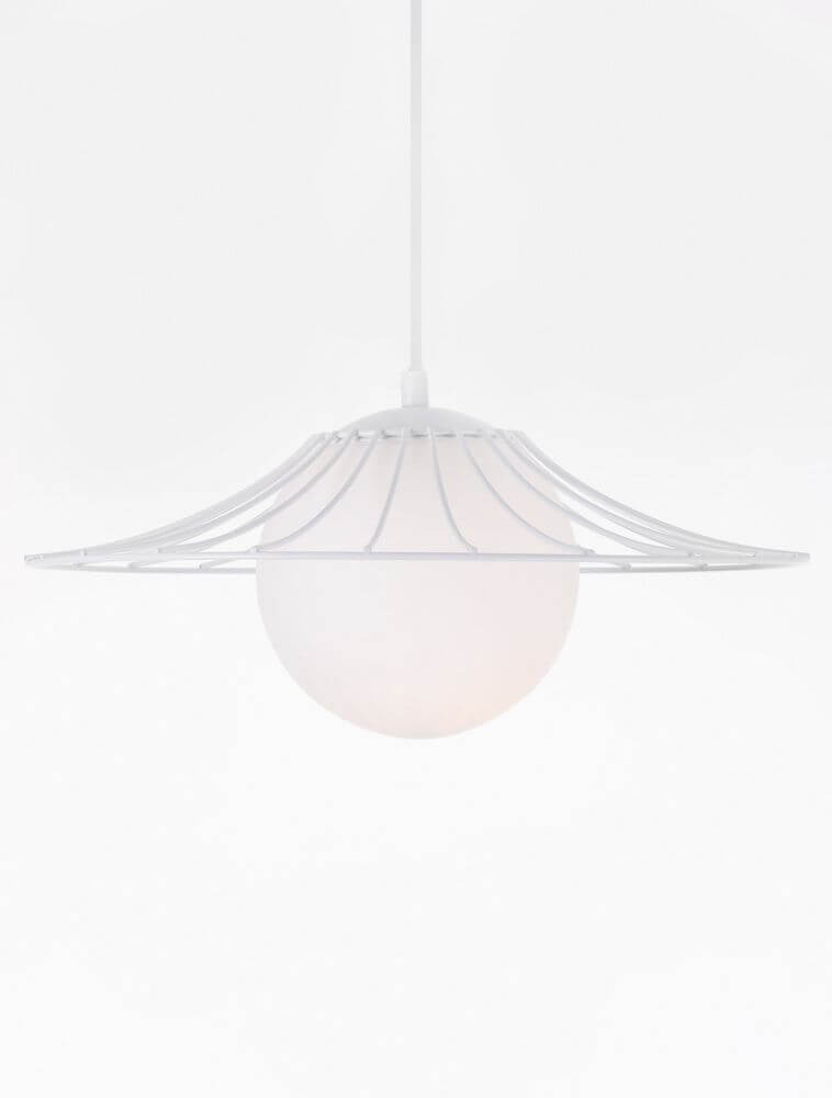 Fly Pendelleuchte Ø 36cm in mattweiß mit opalweißem Glasschirm für stilvolle Lichtakzente im Wohnbereich.