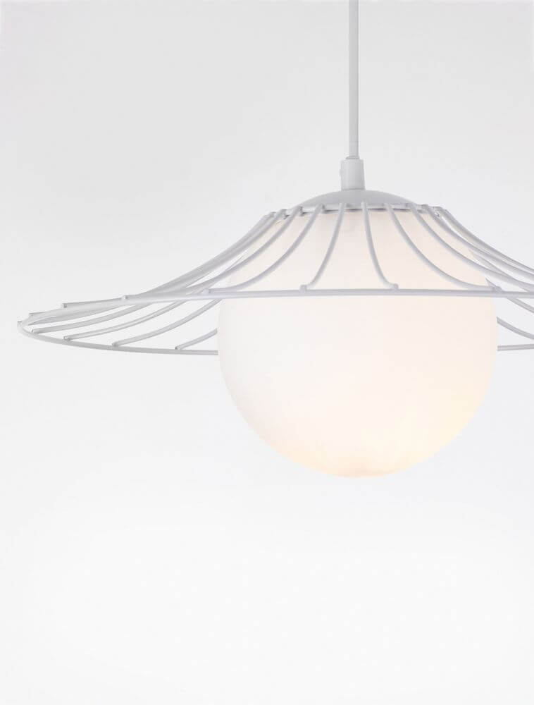 Fly Pendelleuchte Ø 36cm mit mattweißem Metallgestell und opalweißem Glasschirm für stilvolle Beleuchtung.