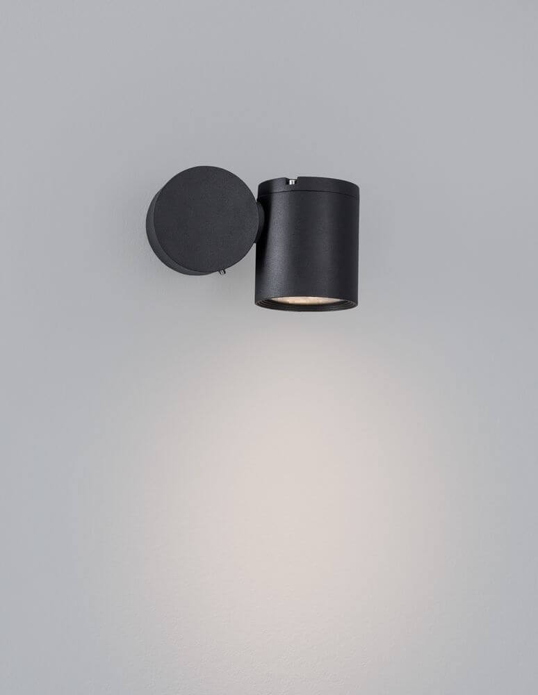Focus Außenwandleuchte Rund GU10 Schwarz IP54 an grauer Wand mit modernem Design.