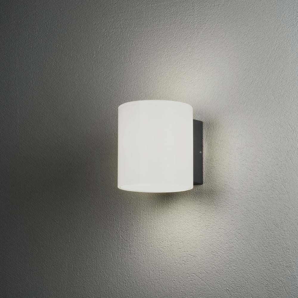 Foggia LED Außen Wandleuchte Glas mit opalem Glasschirm und anthrazitfarbener Basis an einer Wand.
