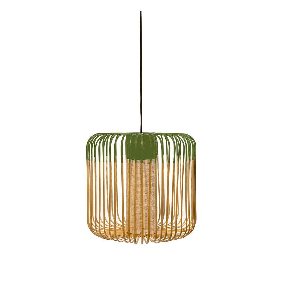 Forestier Bamboo Light Hängeleuchte aus geflochtenem Bambus mit zweifarbigen Lampenschirmen in modernem Design.