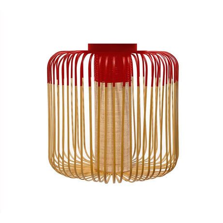 Forestier Bamboo Light Wand- & Deckenleuchte in modernem Design mit rotem Lampenfuß und naturellem Bambus.