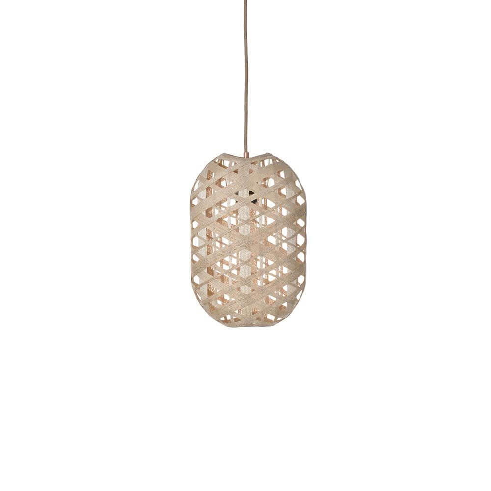 Forestier Bananenblatt-Pendelleuchte Capsule in Natur mit organischem Design und handgewebtem Lampenschirm.