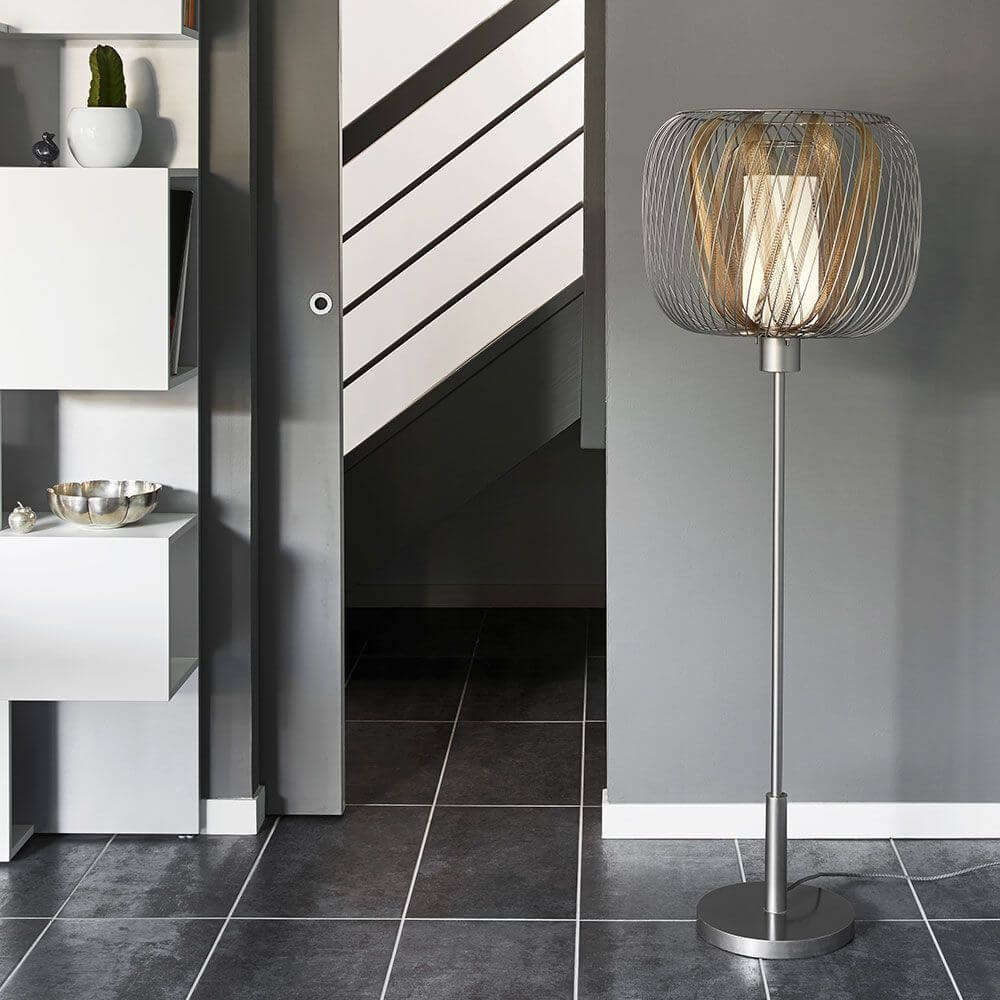 Forestier Design-Stehlampe Bodyless in modernem Innenraum mit schickem Schattenspiel.