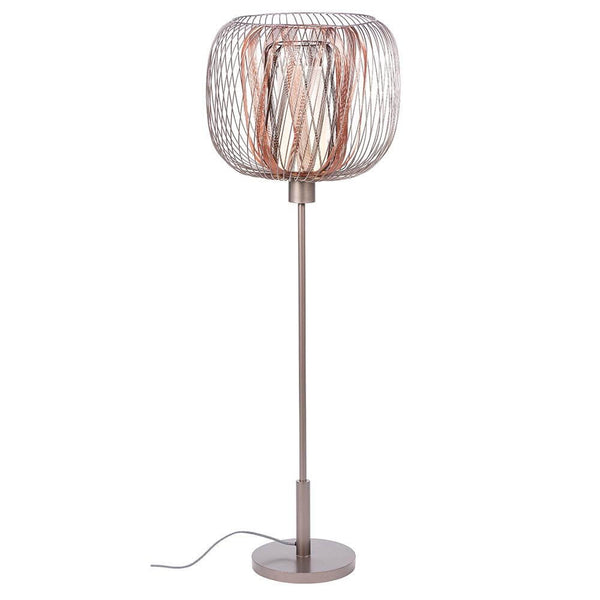 Forestier Design-Stehlampe Bodyless in Pink Grey mit geometrischem Metallmuster und weißem Leinen-Diffusor.