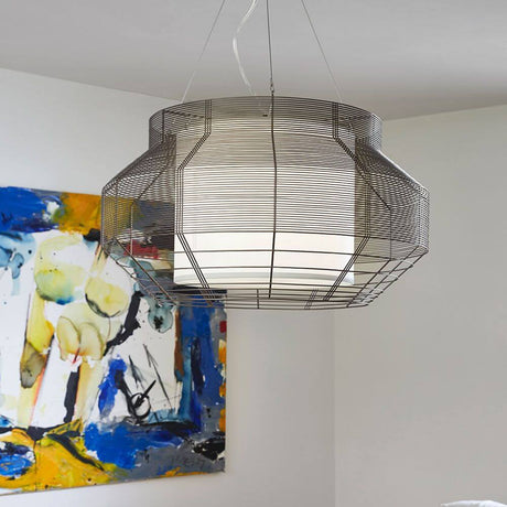 Forestier Hängelampe Mesh Ø 65cm in modernem Design, hängend in einem hellen Raum.