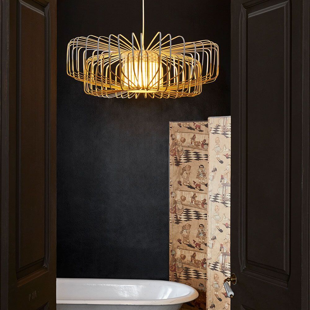 Forestier Hängeleuchte Bamboo Ø 80cm Up&Down in modernem Badezimmer mit goldfarbenem Design.