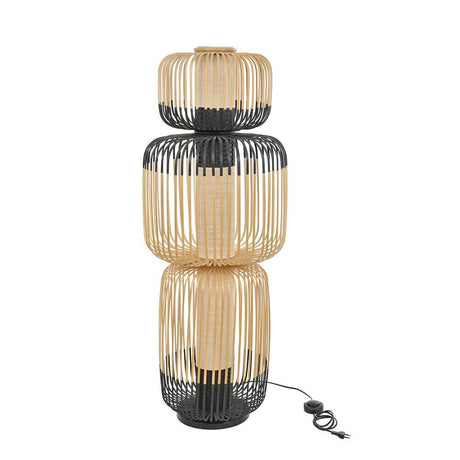 Forestier Kombi-Stehlampe Bamboo Totem 3-flammig in natürlichem Design mit gewebtem Diffusor und schlanker Basis.