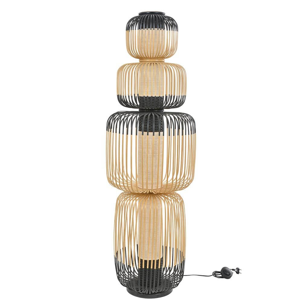 Forestier Kombi-Stehleuchte Bamboo Totem 4-flammig mit gewebtem Diffusor und schlanker Basis.