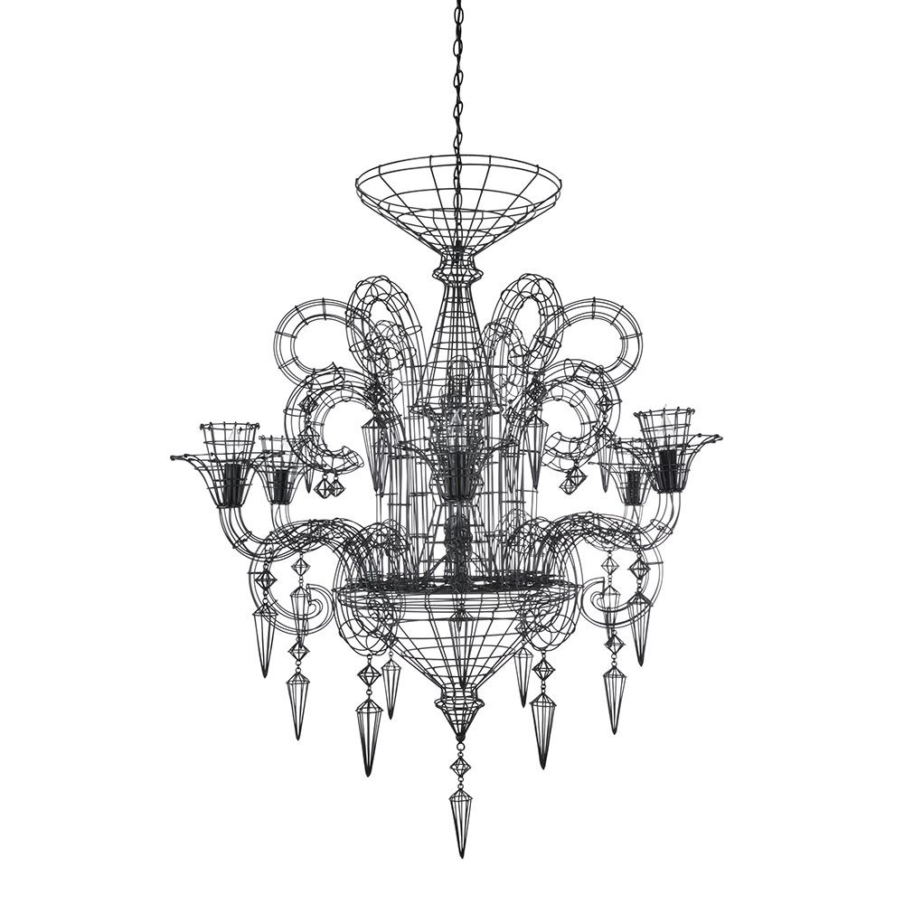 Forestier Kronleuchter Angelus Ø 113cm in moderner Drahtkonstruktion mit LED-Kerzen und dekorativen Elementen.