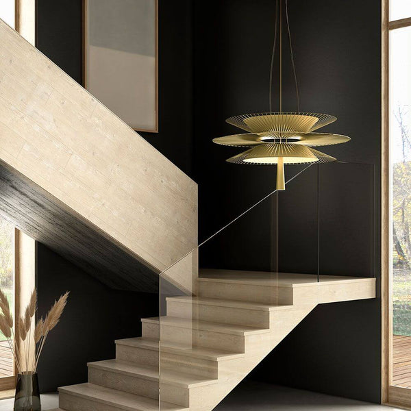 Suspension Forestier Gravity 2 Ø 68 cm dans un espace moderne suspendue au-dessus d’un escalier, design élégant.