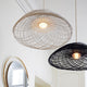 Forestier Rattan-Pendelleuchte Satelise in Schwarz und Beige mit filigraner Lichtgestaltung.