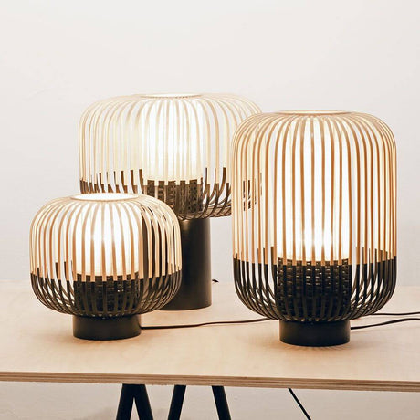 Forestier Tischlampe Bamboo Light in verschiedenen Größen mit Bambuslampschirmen auf einem Tisch.