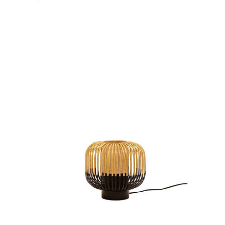 Forestier Tischlampe Bamboo Light im modernen Zen-Look mit zweifarbigem Bambuslampenschirm.