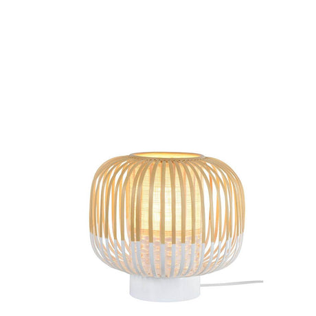 Forestier Tischlampe Bamboo Light mit zweifarbigem Bambuslampenschirm im skandinavischen Design.