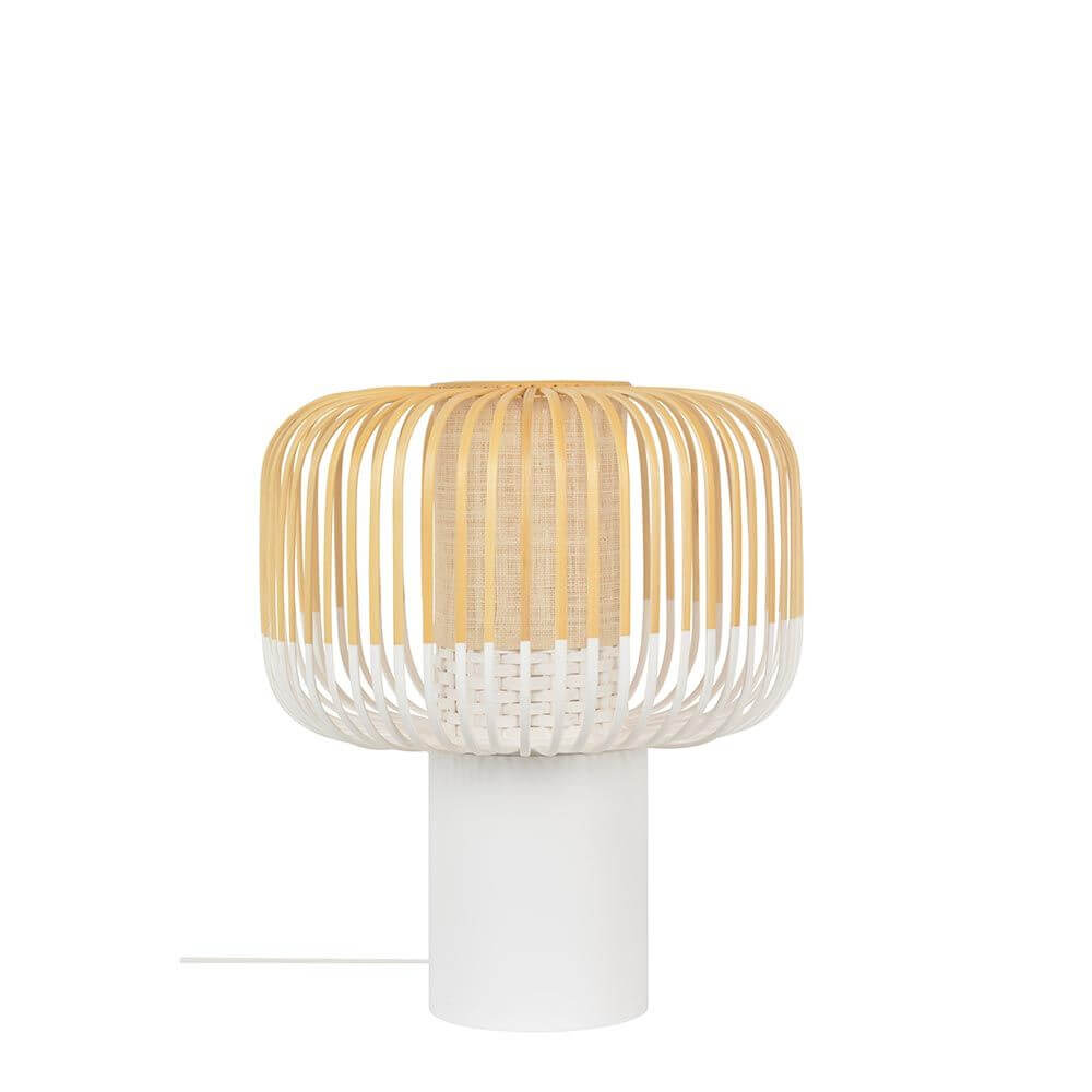 Forestier Tischlampe Bamboo Light im modernen, minimalistischen Design mit Bambusschirm und weißen Sockel.
