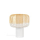 Forestier Tischlampe Bamboo Light im modernen, minimalistischen Design mit Bambusschirm und weißen Sockel.