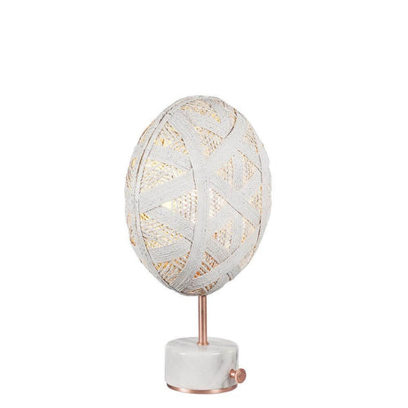 Forestier Tischlampe Chanpen Hexagonal mit ovalem Schirm und marmorgebundenem Fuß, bietet blendfreies Licht.