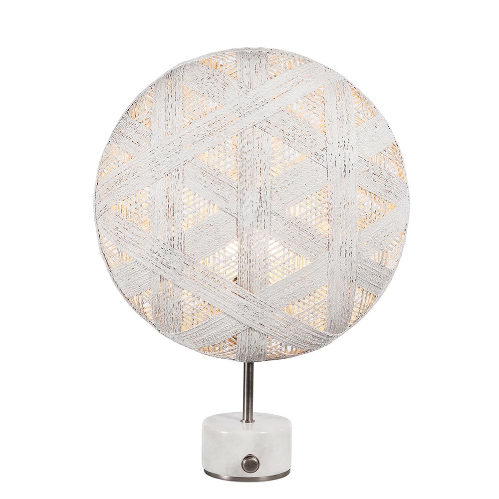 Forestier Tischlampe Chanpen Hexagonal mit runden Schirm und hexagonalen Hanffasermustern.