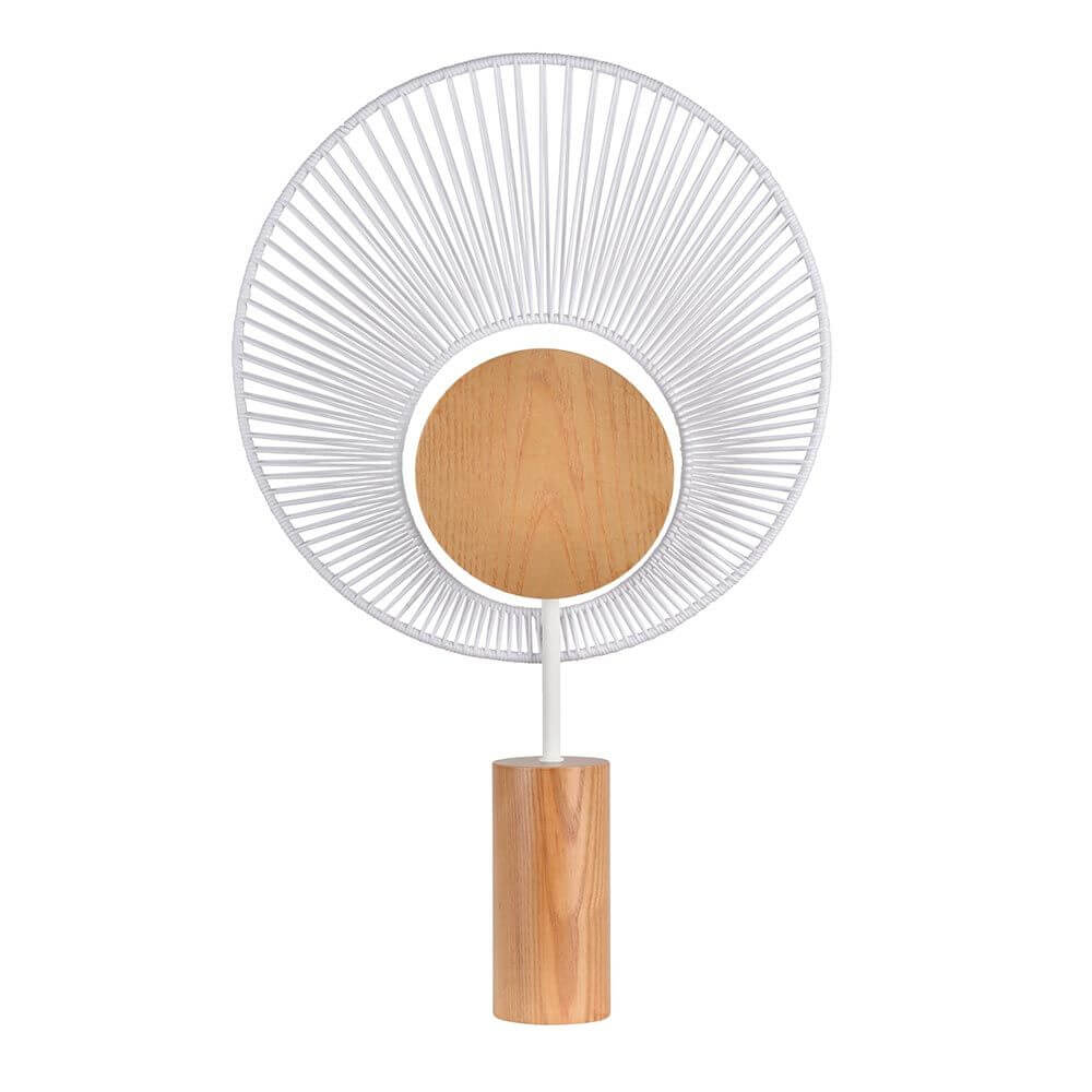 Moderne Tischlampe mit Holzsockel und weißem Drahtschirm, inspiriert von minimalistischer Ästhetik.