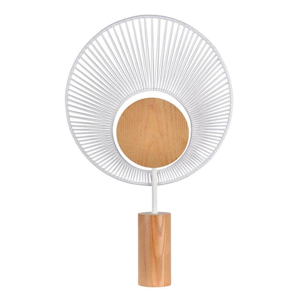 Moderne Tischlampe mit Holzsockel und weißem Drahtschirm, inspiriert von minimalistischer Ästhetik.
