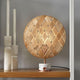 Forestier Tischleuchte Chanpen Diamond mit rundem Schirm aus Hanffasern und drehbarem Dimmer.