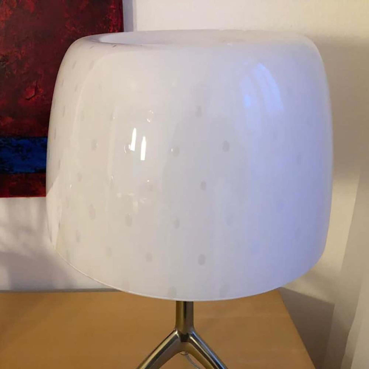Lumiere 30th Grande Tavolo Tischleuchte Weiß mit elegantem, mundgeblasenem Lampenschirm aus Muranoglas.